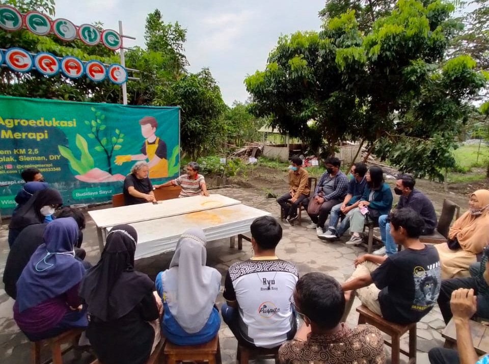 Diskusi mahasiswa dengan orang asing