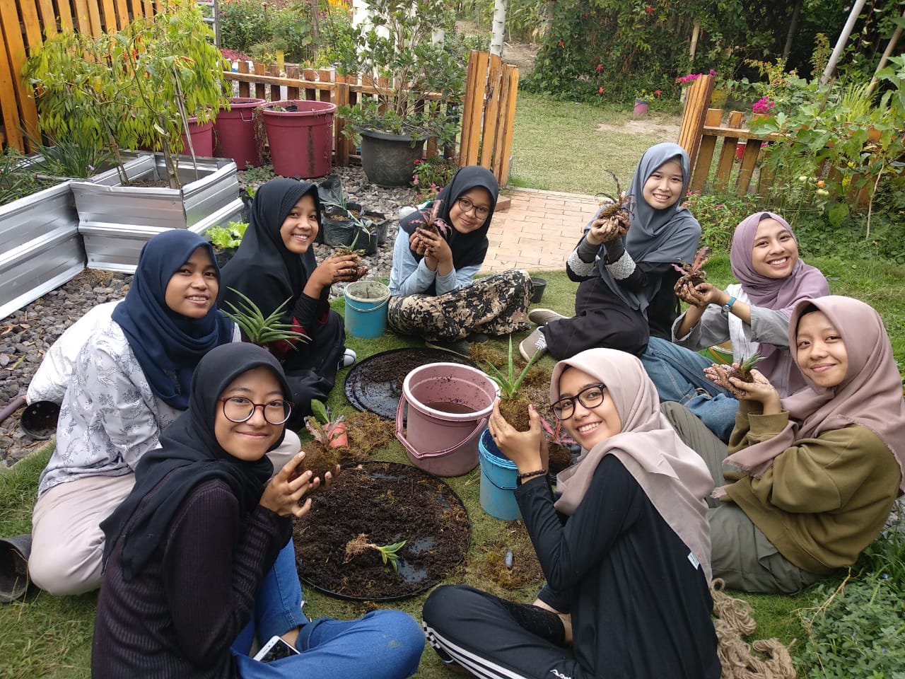 Instruktur menjelaskan kekedama ke mahasiswa