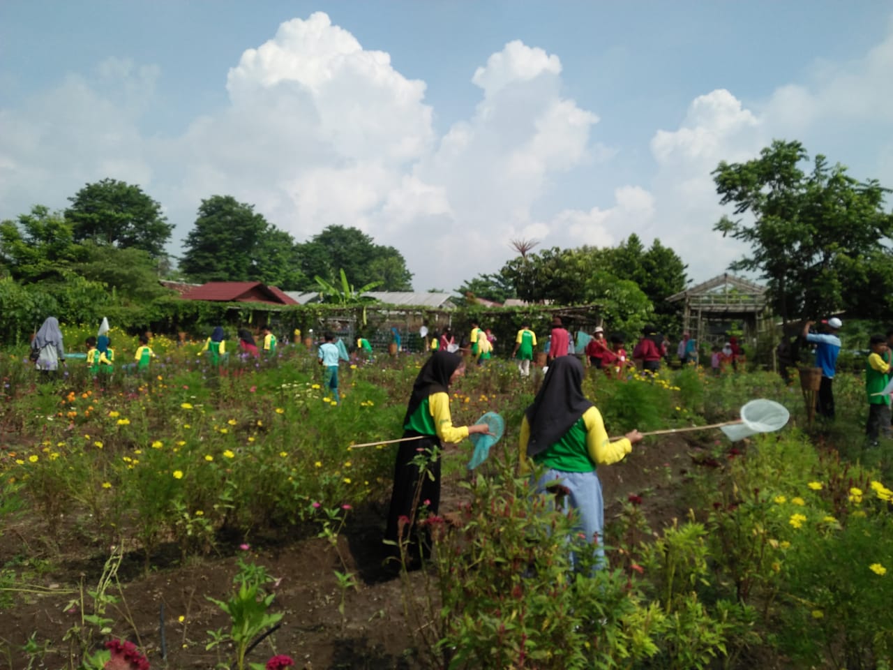 Anak-anak di kebun bunga