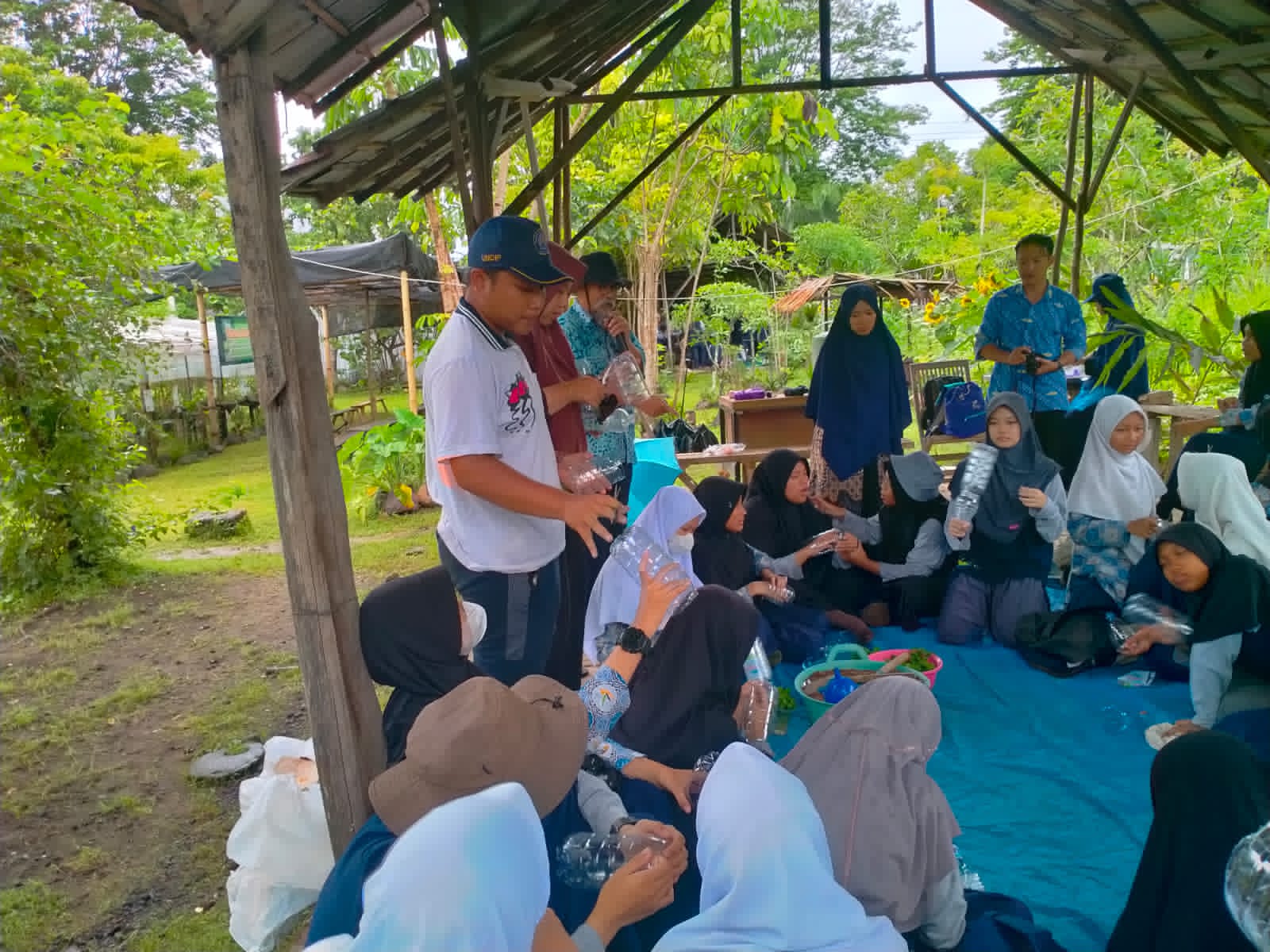 Instruktur menjelaskan tentang tanaman organik