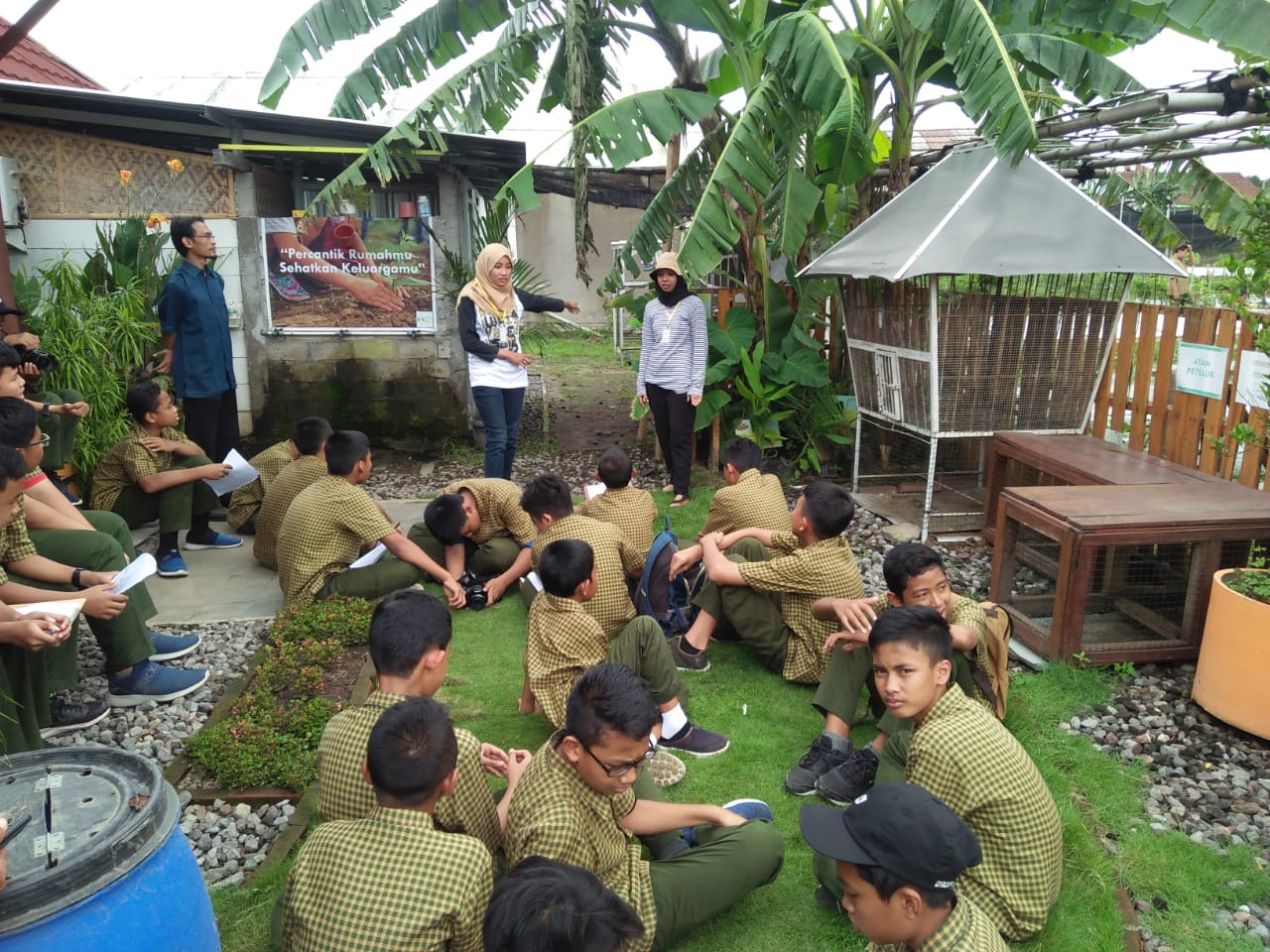 Siswa SMP di kebun organik