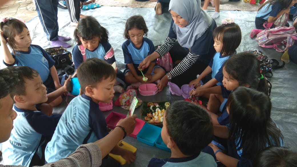 Instruktur menjelaskan tentang tanaman herbal