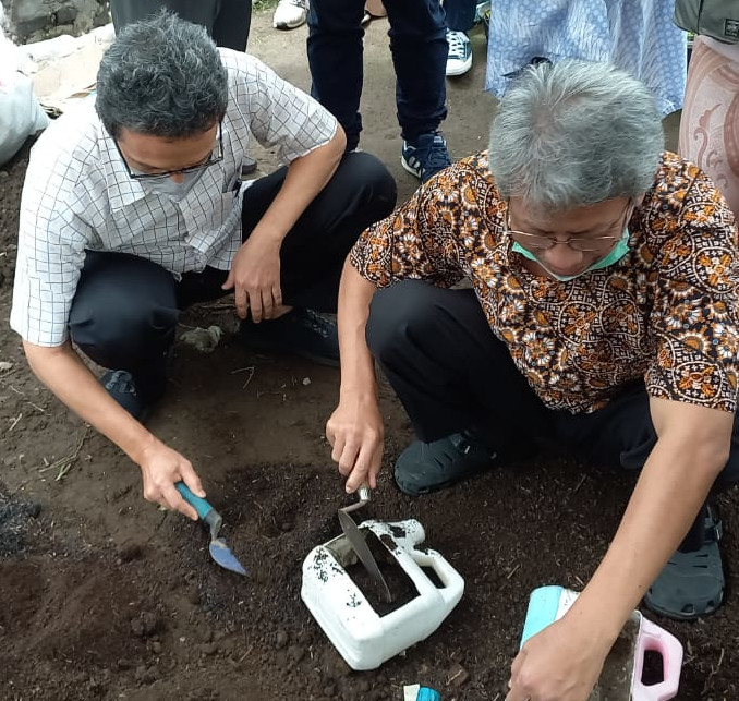 Rombongan mahasiswa belajar kompos